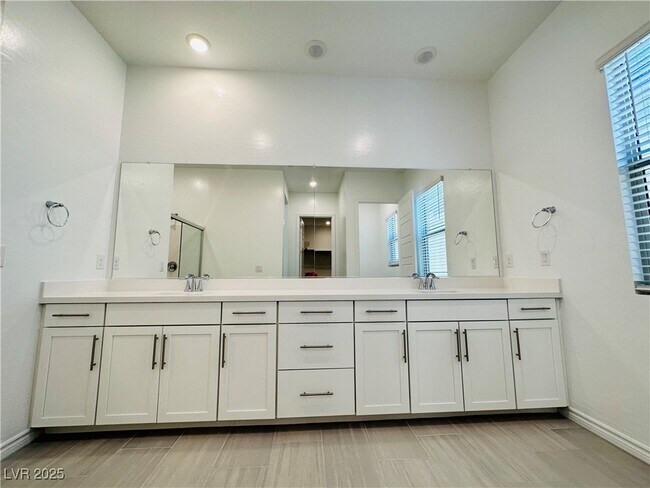 Building Photo - 981 Woodburn Ln