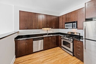 Building Photo - 2 bed 2.5 bath Logan Square Duplex