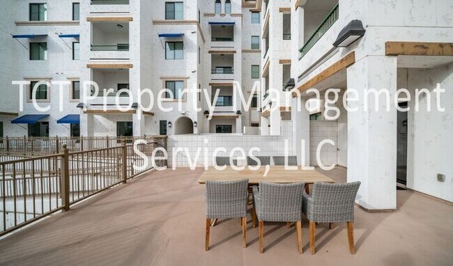 Building Photo - Stunning 1 Bedroom with Pool View