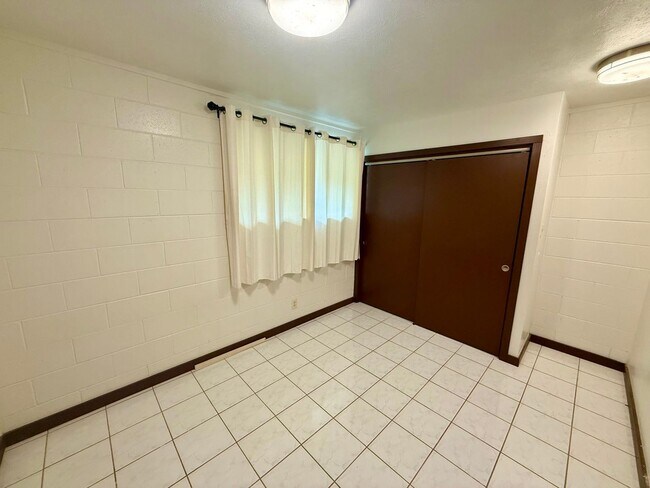 Building Photo - 3 Bedroom / 1 Bathroom Home Available in W...