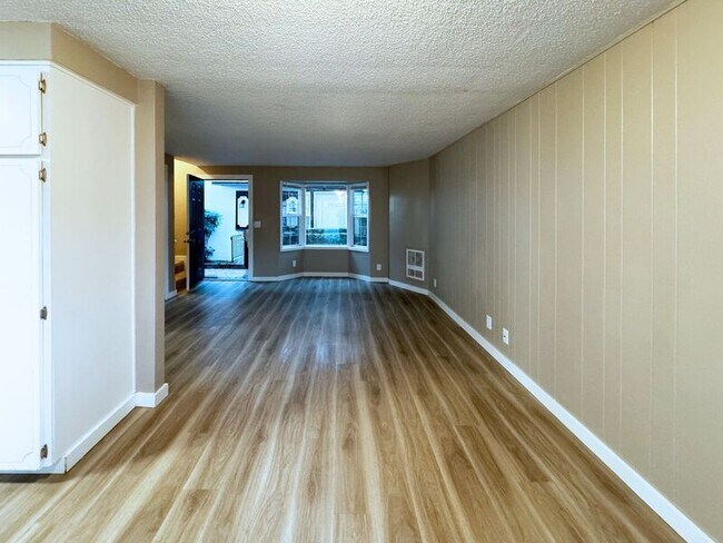 Building Photo - 1117-B W 6th Ave