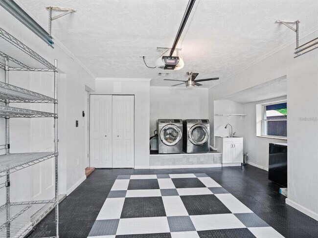 Building Photo - 1127 S Osprey Ave