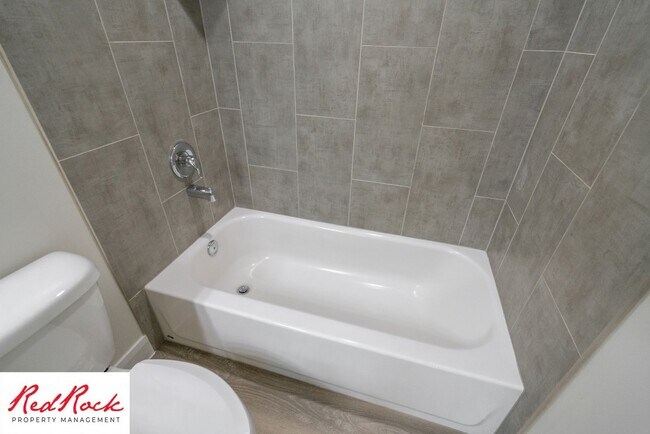Building Photo - Modern Townhome in Desirable Hurricane Hei...