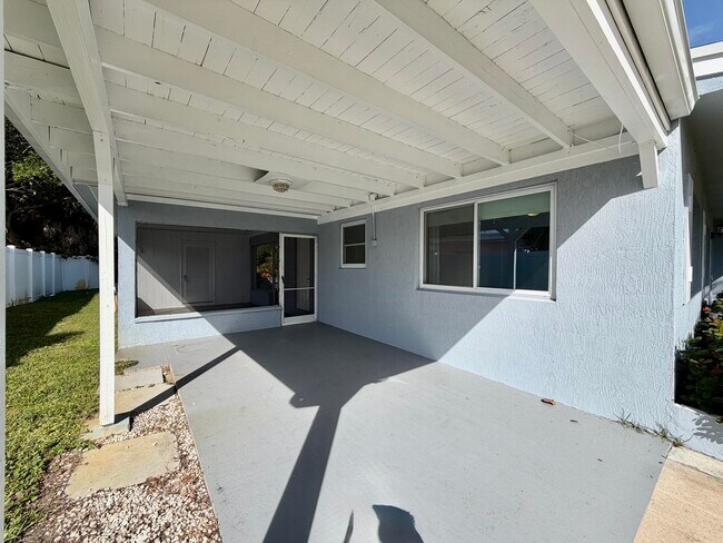 Building Photo - 1615 Crest Dr