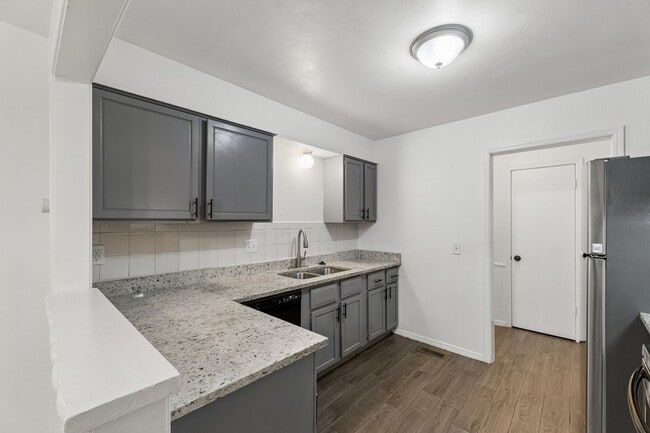 Building Photo - 3 bedroom 2.5 bath - NW Highway and Rockwell