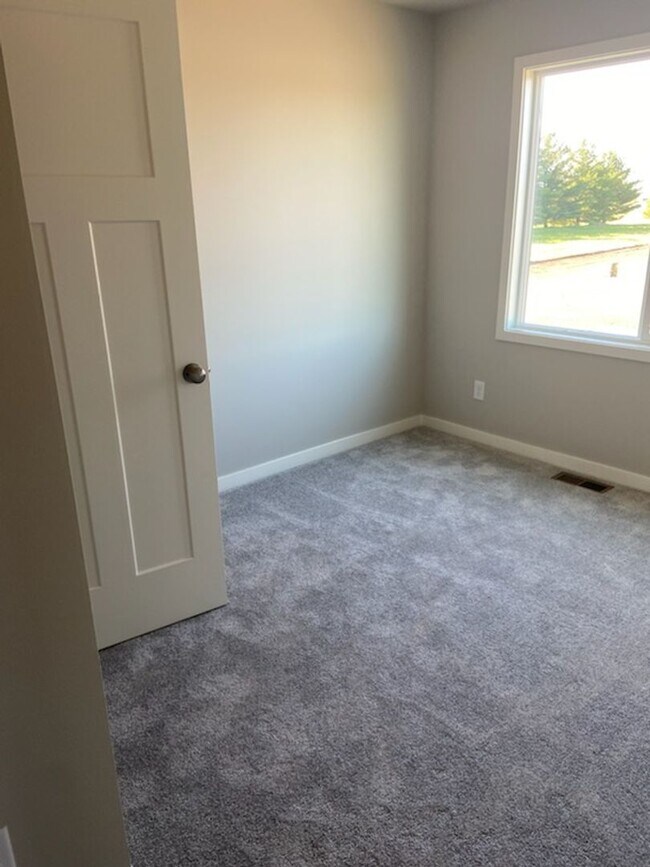 Building Photo - Luxury Newer Construction Home with Attach...