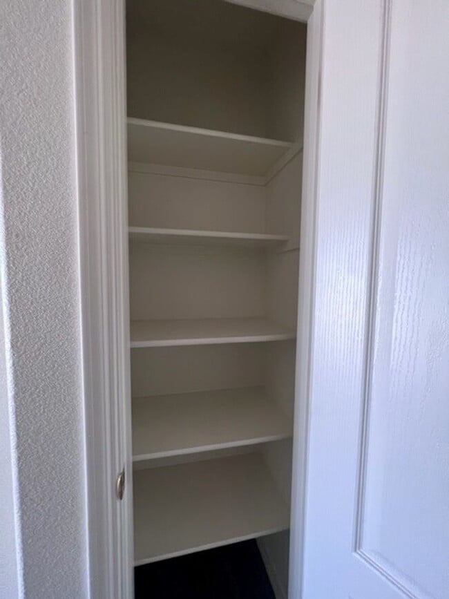 Building Photo - 3 Bedroom 2 bath Home Boat Deep Garage and...