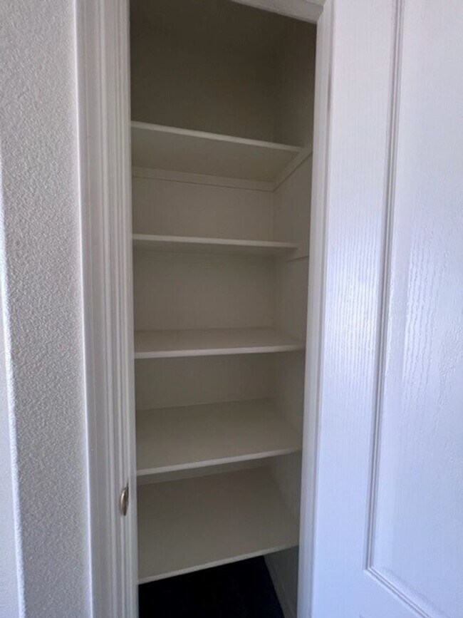 Building Photo - 3 Bedroom 2 bath Home Boat Deep Garage and RV parking Near Safeway