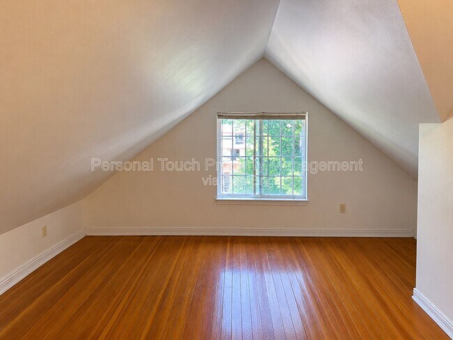 Building Photo - 411 4th Ave S