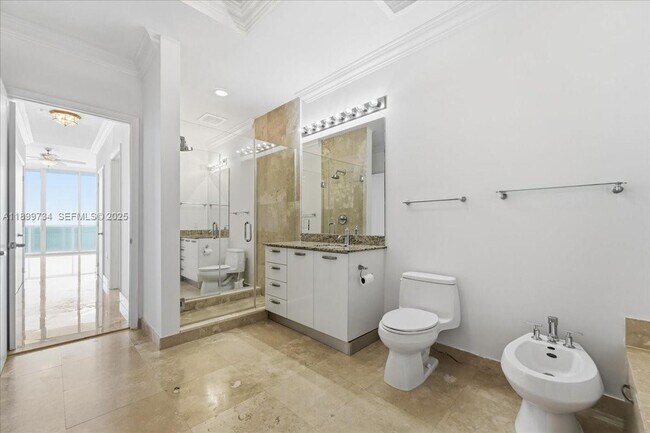 Building Photo - 704 N Ocean Blvd