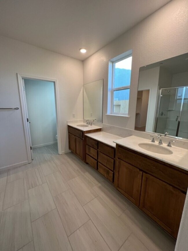 Building Photo - Beautiful 3 Bedroom and 2 Bathroom Home in Lincoln $2,995.00