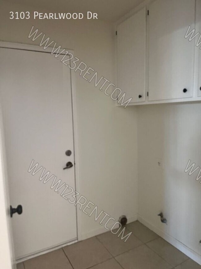 Building Photo - 3103 Pearlwood Dr