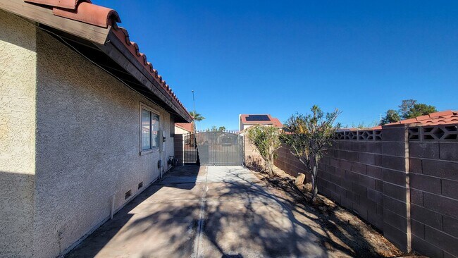 Building Photo - 8525 Del Rey Ave