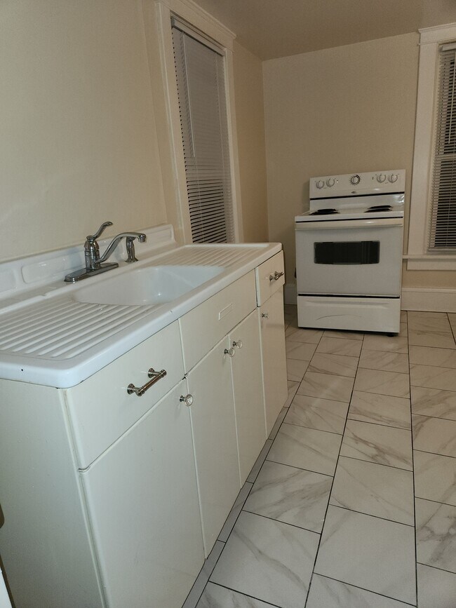Building Photo - 715 4th St NW