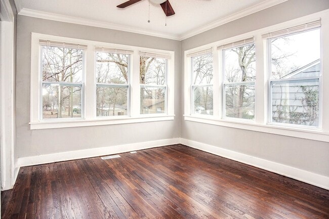 Building Photo - SEE IT NOW: Charming Updated Home in a Quiet Kansas City Neighborhood!