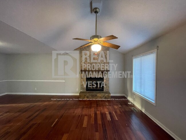 Building Photo - 307 Fox Tail Dr