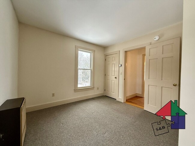 Building Photo - 19 Meadow St