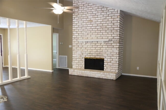 Building Photo - 2215 Silver Falls Dr