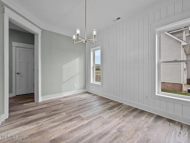 Building Photo - Beautiful New 4 Bedroom, 3 full bath plus ...