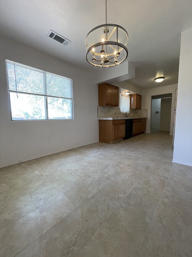 Building Photo - Room to Spread Out! South Valley 3bd on a ...