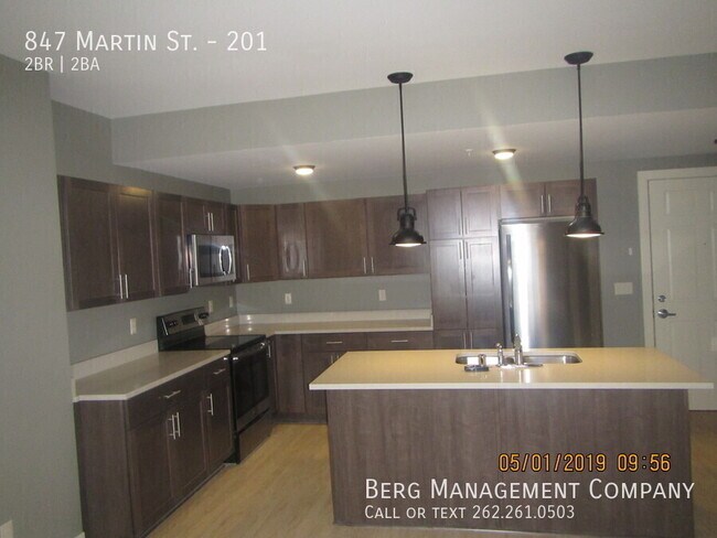 Building Photo - 847 Martin St