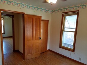 Building Photo - 5 Bedroom House in Cedar Falls