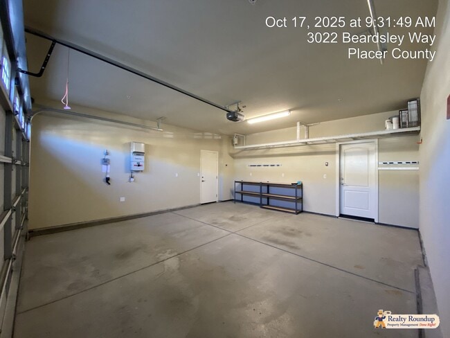 Building Photo - Pristinely Maintained Roseville Home with ...