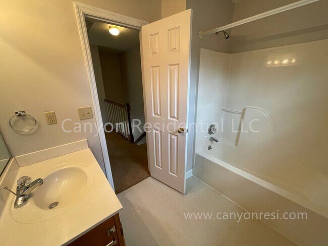 Building Photo - Beautiful 3b Room!Move in ready!