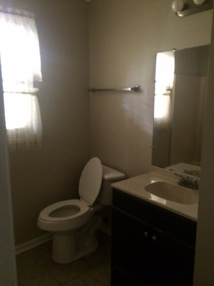 Building Photo - 819 Tammy St SW