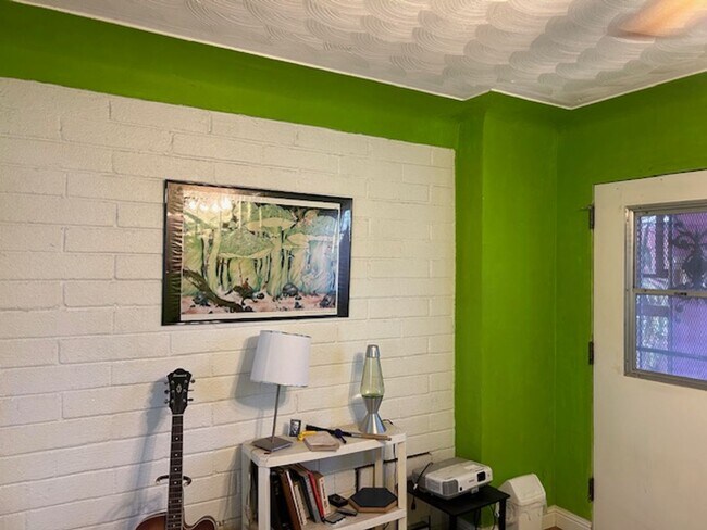 Building Photo - 3 bedrooms-1 bath - on 4th Ave