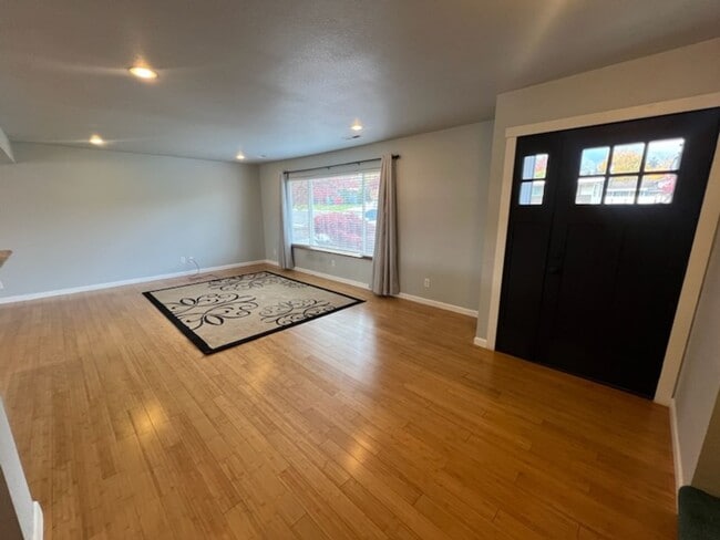 Building Photo - SPACIOUS 4 bed/2 bath home in desired location with double garage, fenced back yard!