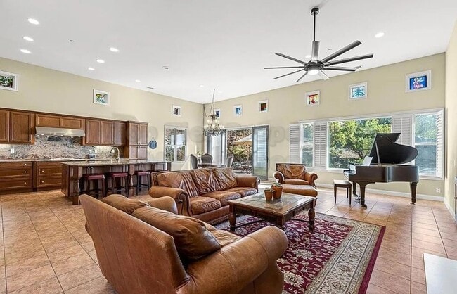 Building Photo - Luxurious Mediterranean 4 bed / 3 bath / 3...