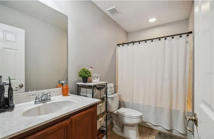 Building Photo - 2403 Hassonite St