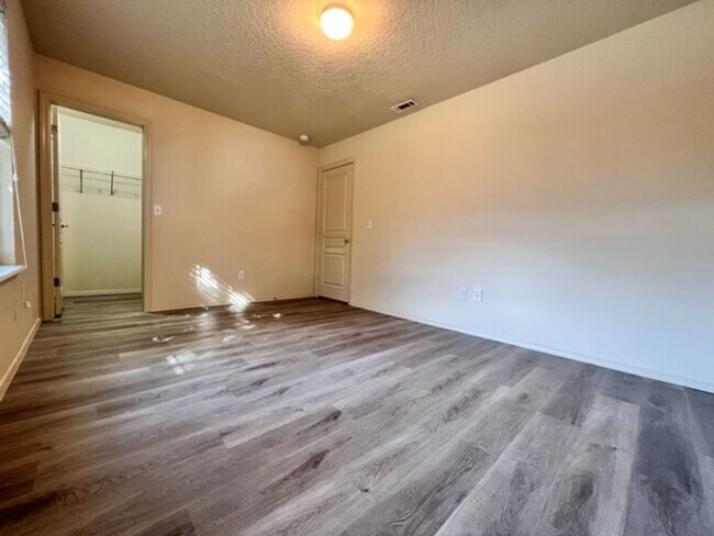 Building Photo - 4448 N Heritage Wds Wy
