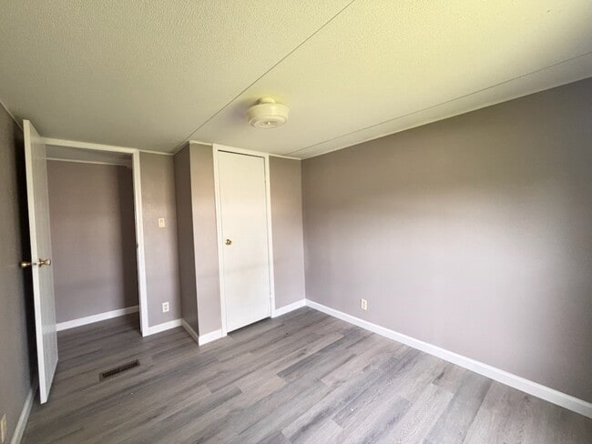 Building Photo - 221 Morris Ln