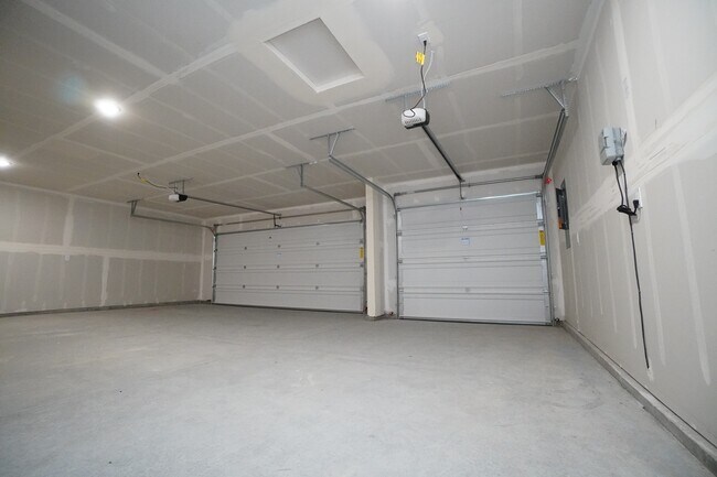 Building Photo - 1218 W Bass River Dr