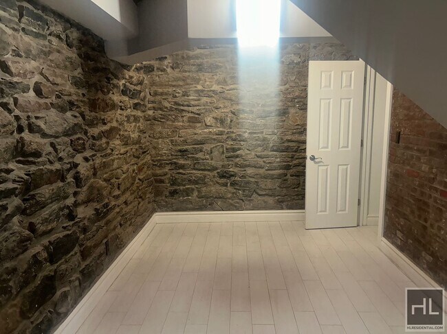 Building Photo - Mott Street