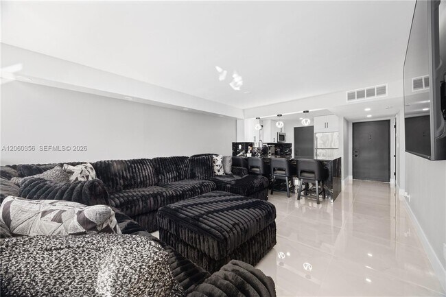 Building Photo - 2302 S Cypress Bend Dr