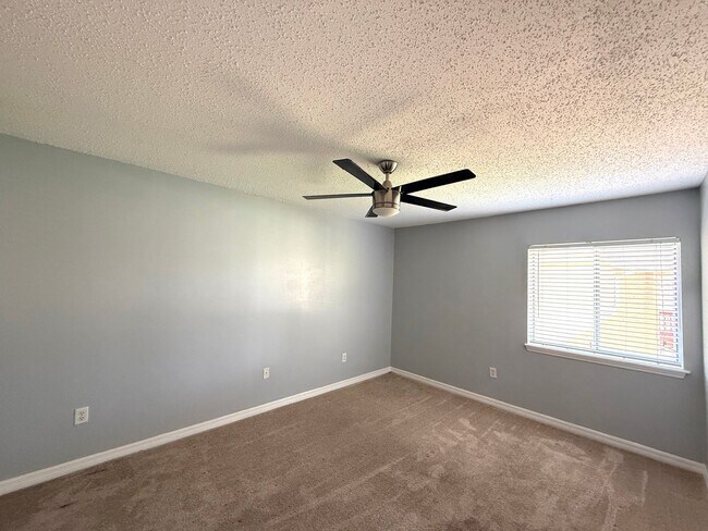 Building Photo - Beautiful 2BR/2BA Condo in Sarasota!