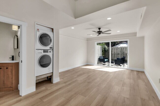 Building Photo - Newly Renovated 2 BR/ 1.5 BA Condo off Eas...