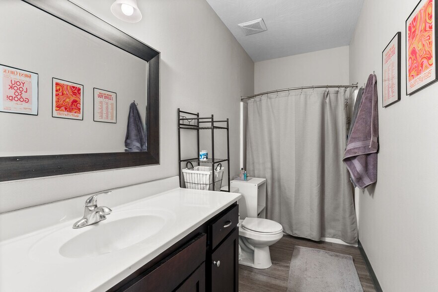 Large Full Bathroom - 813 South Ave