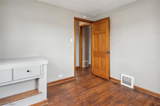 Building Photo - 9504 S Highland Ave