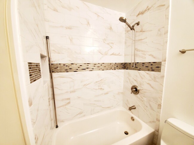 Building Photo - Beautiful, sunny woodlake condo