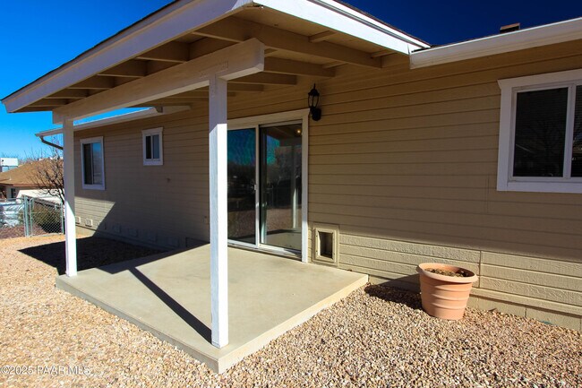 Building Photo - 5484 N Robert Rd