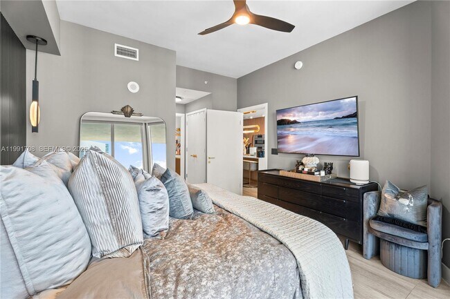 Building Photo - 851 NE 1st Ave