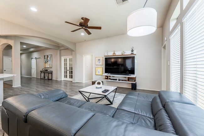 Building Photo - 10923 Starling Creek Dr