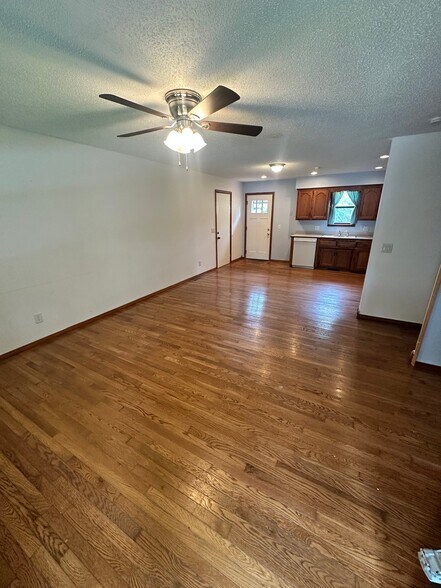 Building Photo - 404 Elm St