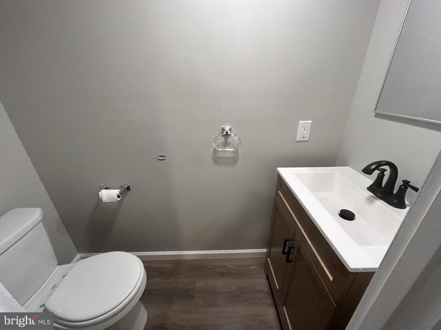 Powder room - 249 Park Dr