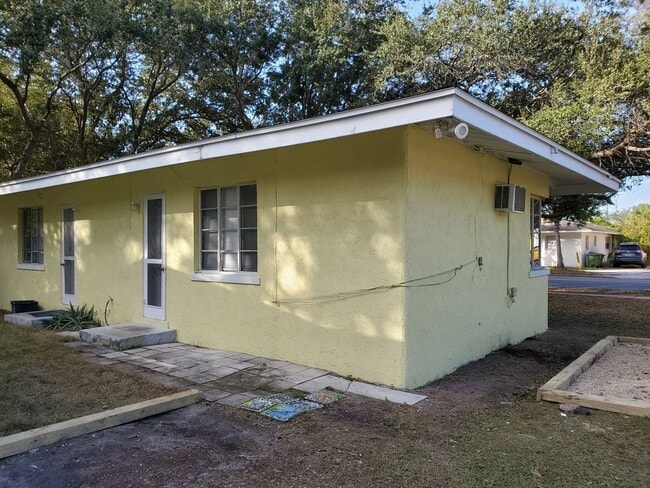 Building Photo - Cute Studio Duplex in Downtown Sarasota Av...