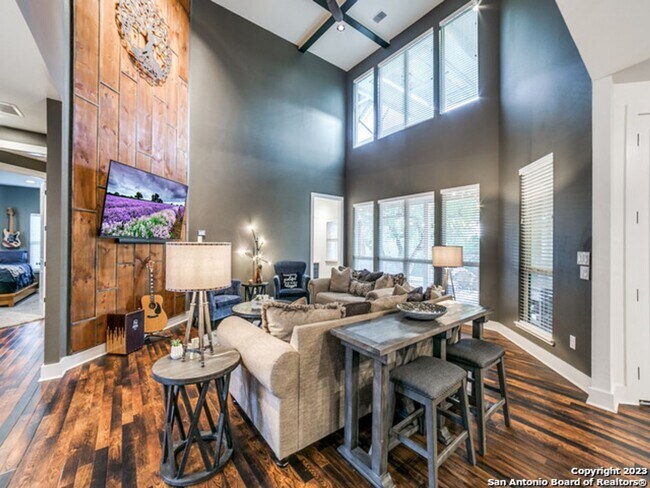 Building Photo - 5 Bedroom/3.5 Bathroom Home in the Ensenad...